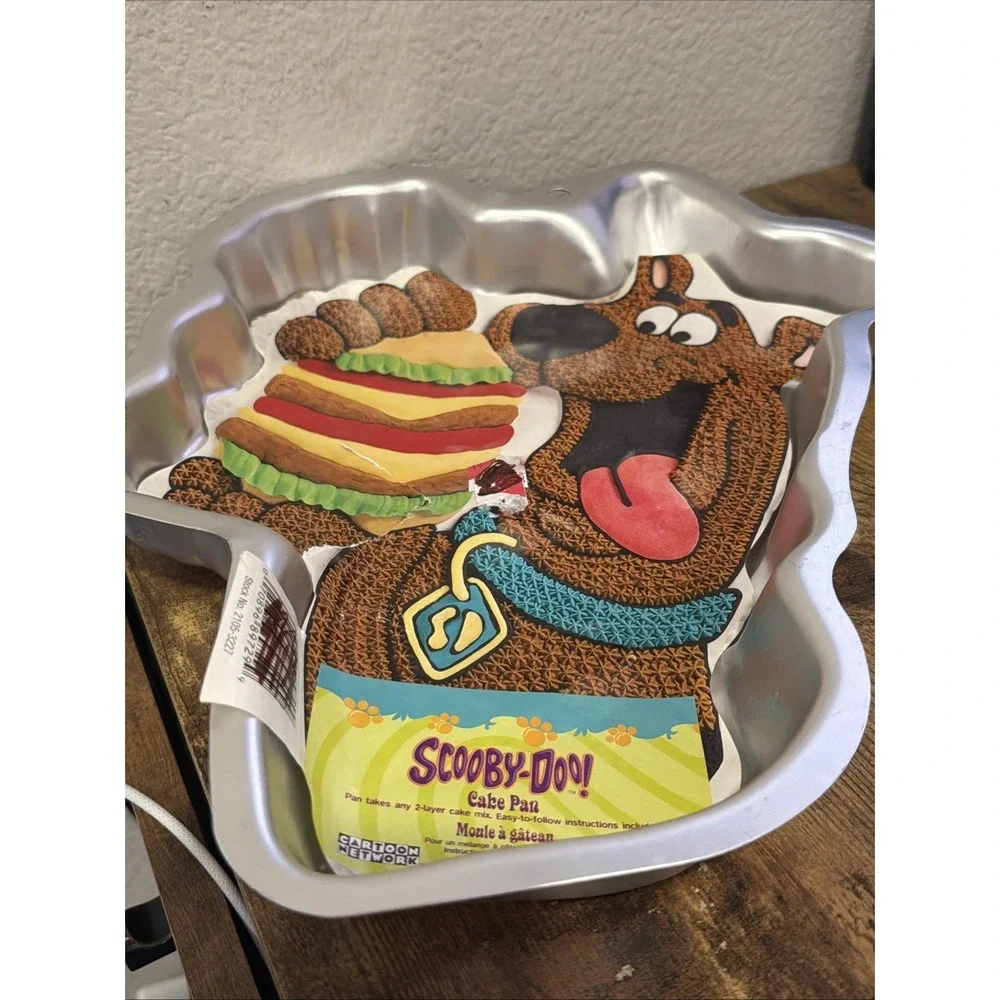 WILTON SCOOBY DOO CAKE PAN 2105-3227 Baking Mold Eating Sandwich Dog Scooby